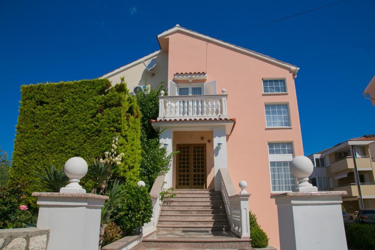 F• R• I• E• N• D• S• Bed & Breakfast Novalja Bagian luar foto