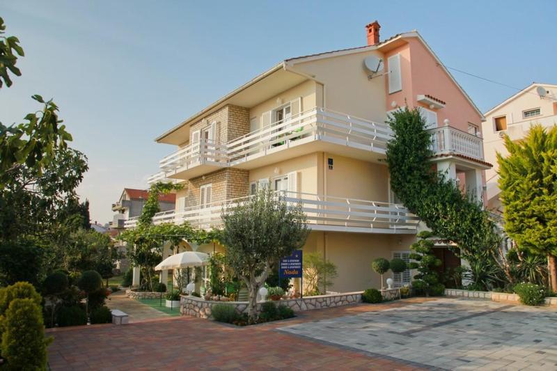 F• R• I• E• N• D• S• Bed & Breakfast Novalja Bagian luar foto