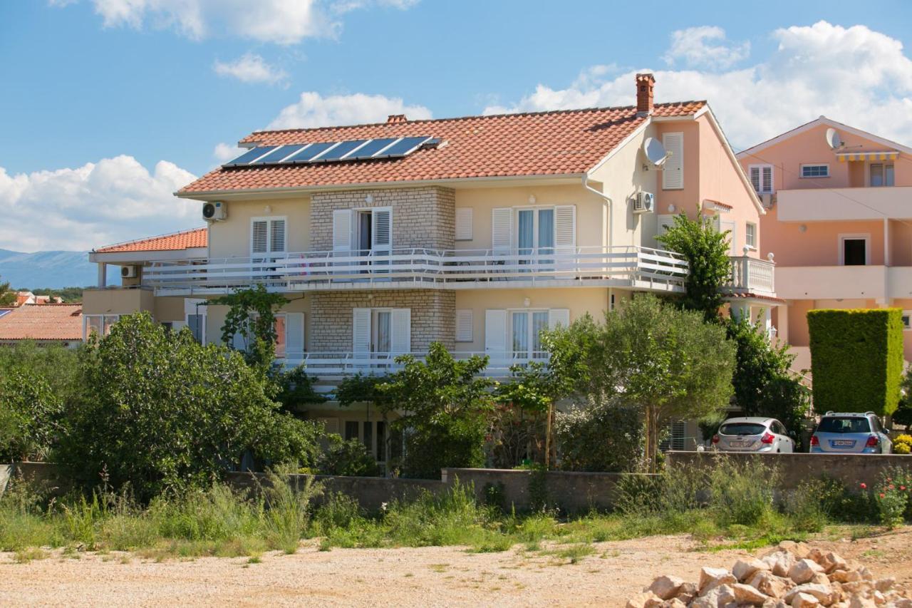 F• R• I• E• N• D• S• Bed & Breakfast Novalja Bagian luar foto
