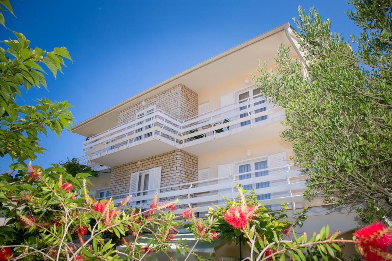 F• R• I• E• N• D• S• Bed & Breakfast Novalja Bagian luar foto