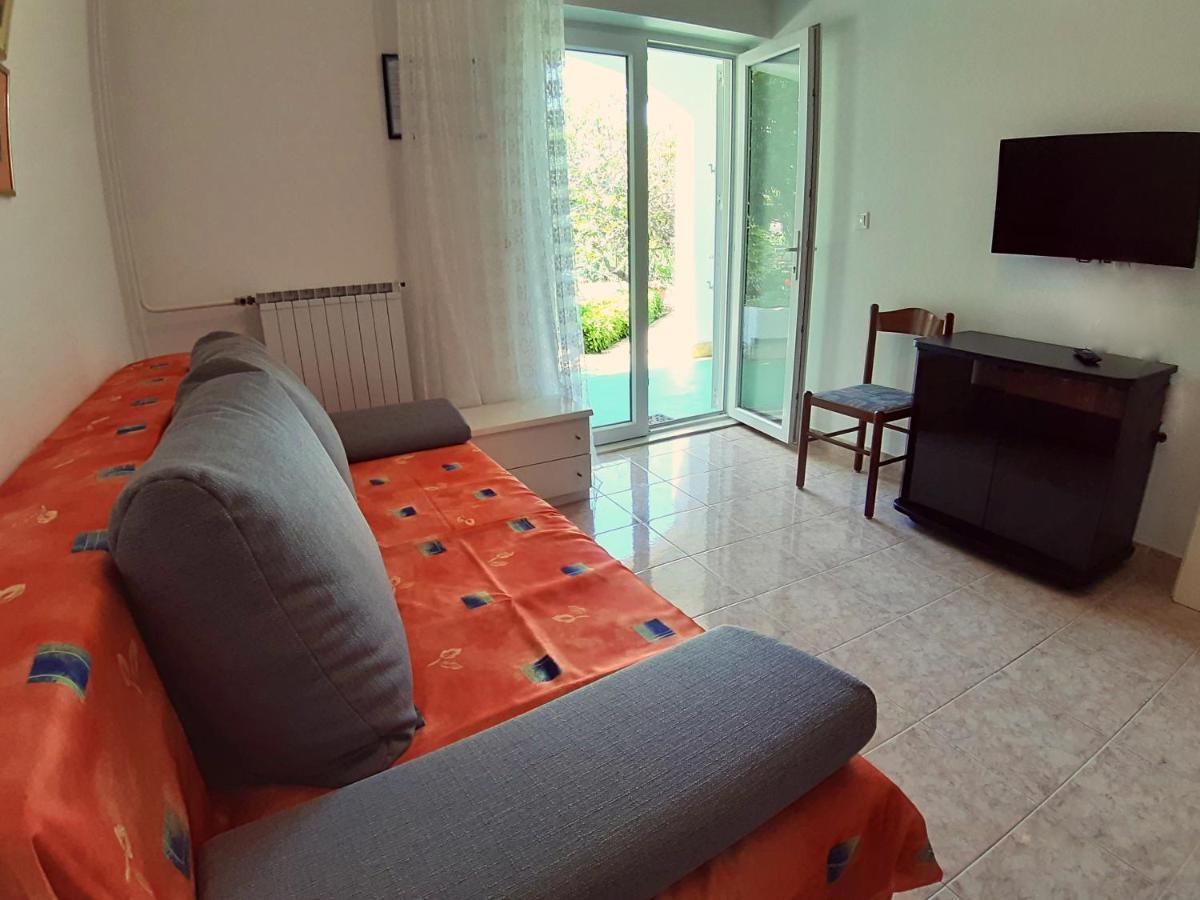 F• R• I• E• N• D• S• Bed & Breakfast Novalja Bagian luar foto
