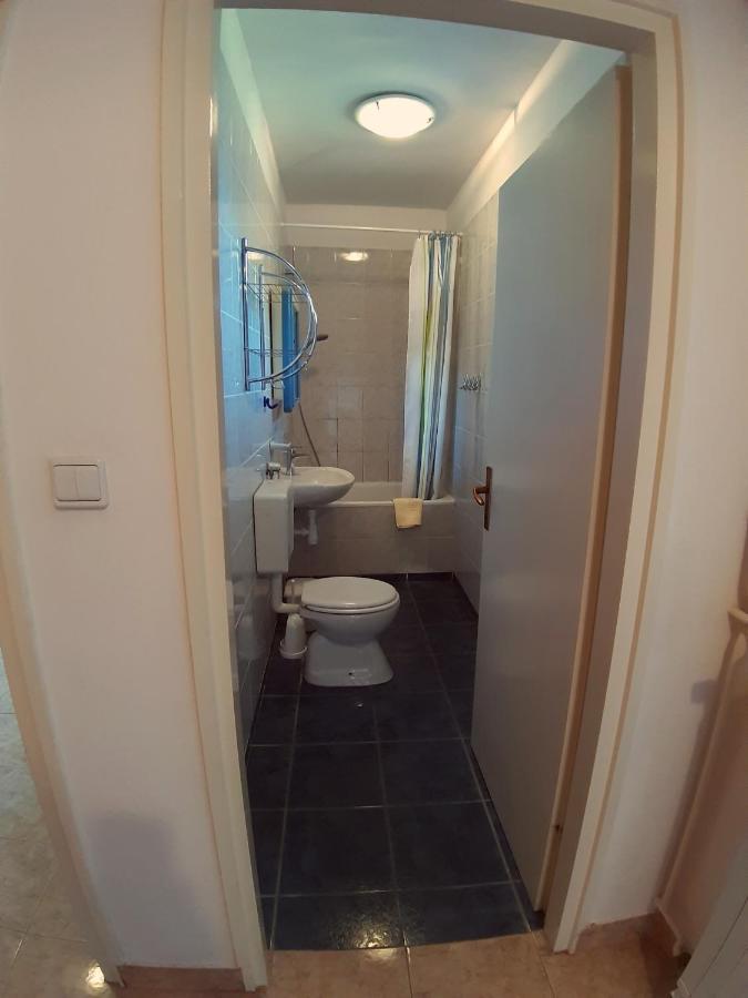 F• R• I• E• N• D• S• Bed & Breakfast Novalja Bagian luar foto