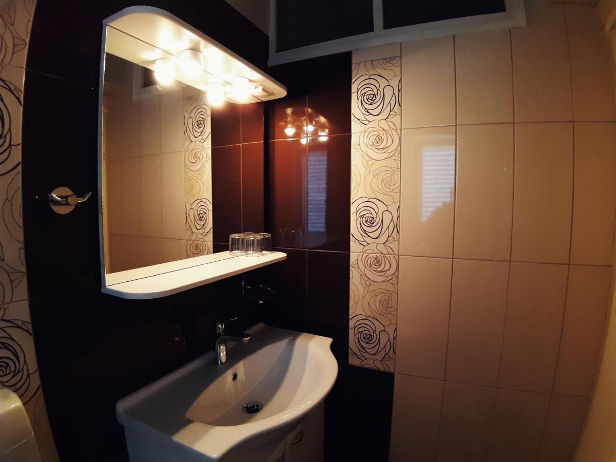 F• R• I• E• N• D• S• Bed & Breakfast Novalja Bagian luar foto
