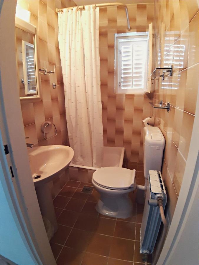 F• R• I• E• N• D• S• Bed & Breakfast Novalja Bagian luar foto