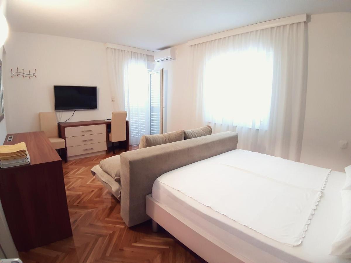 F• R• I• E• N• D• S• Bed & Breakfast Novalja Bagian luar foto