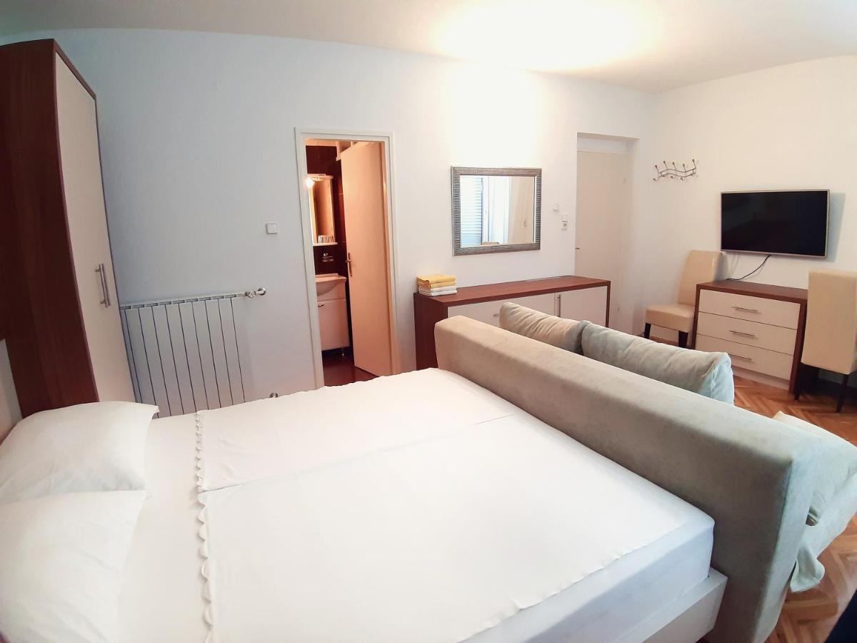 F• R• I• E• N• D• S• Bed & Breakfast Novalja Bagian luar foto