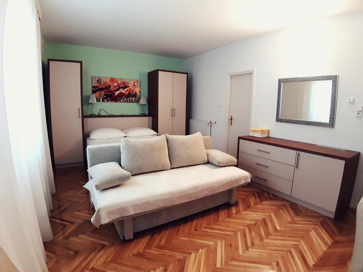 F• R• I• E• N• D• S• Bed & Breakfast Novalja Bagian luar foto