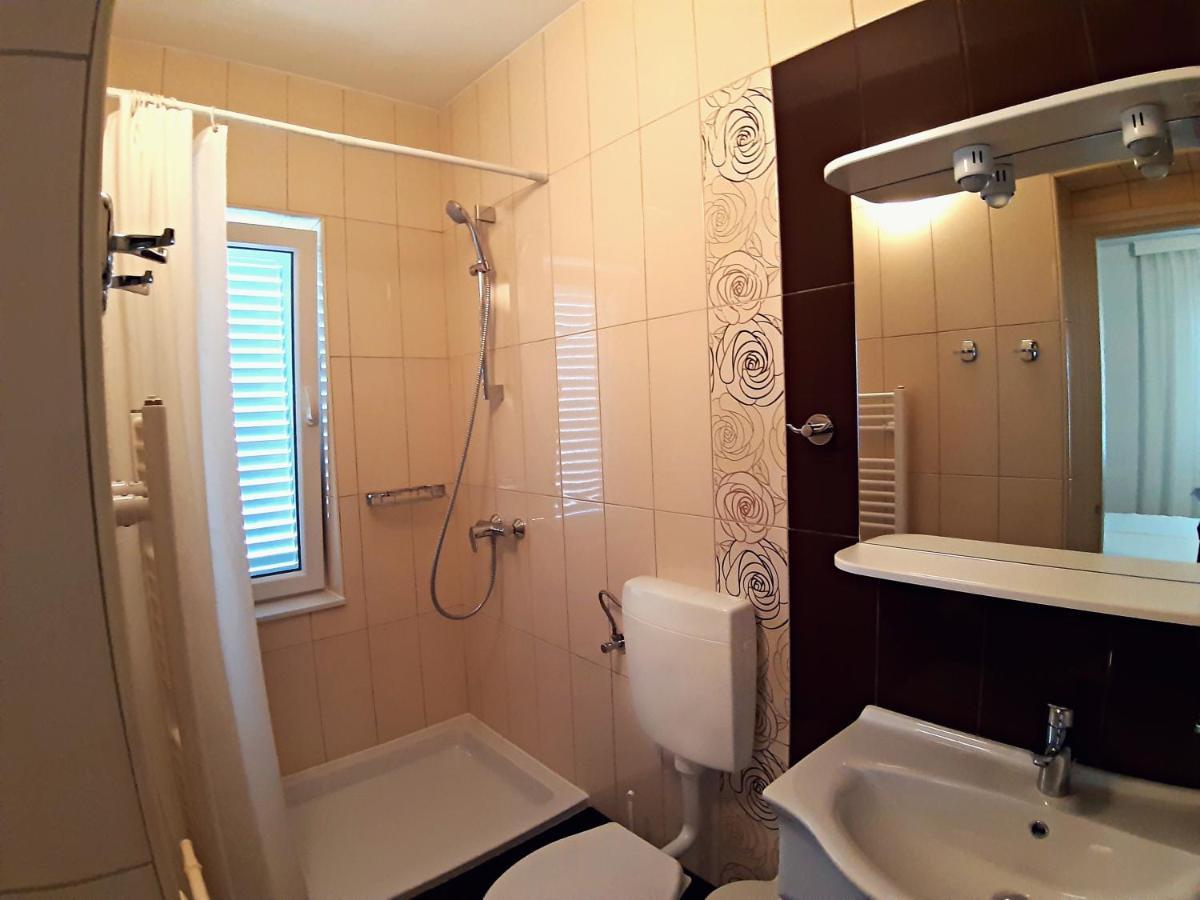 F• R• I• E• N• D• S• Bed & Breakfast Novalja Bagian luar foto