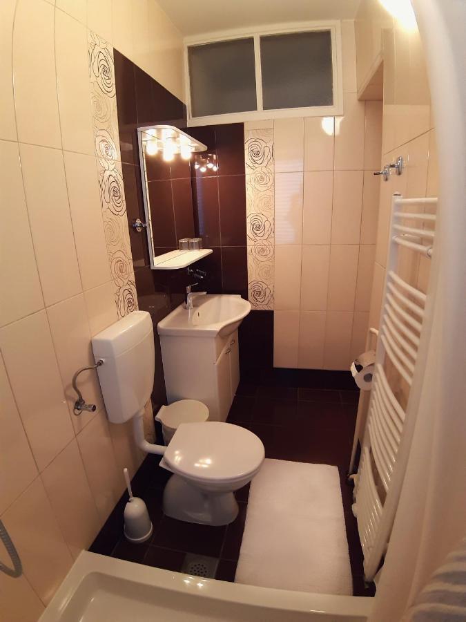 F• R• I• E• N• D• S• Bed & Breakfast Novalja Bagian luar foto