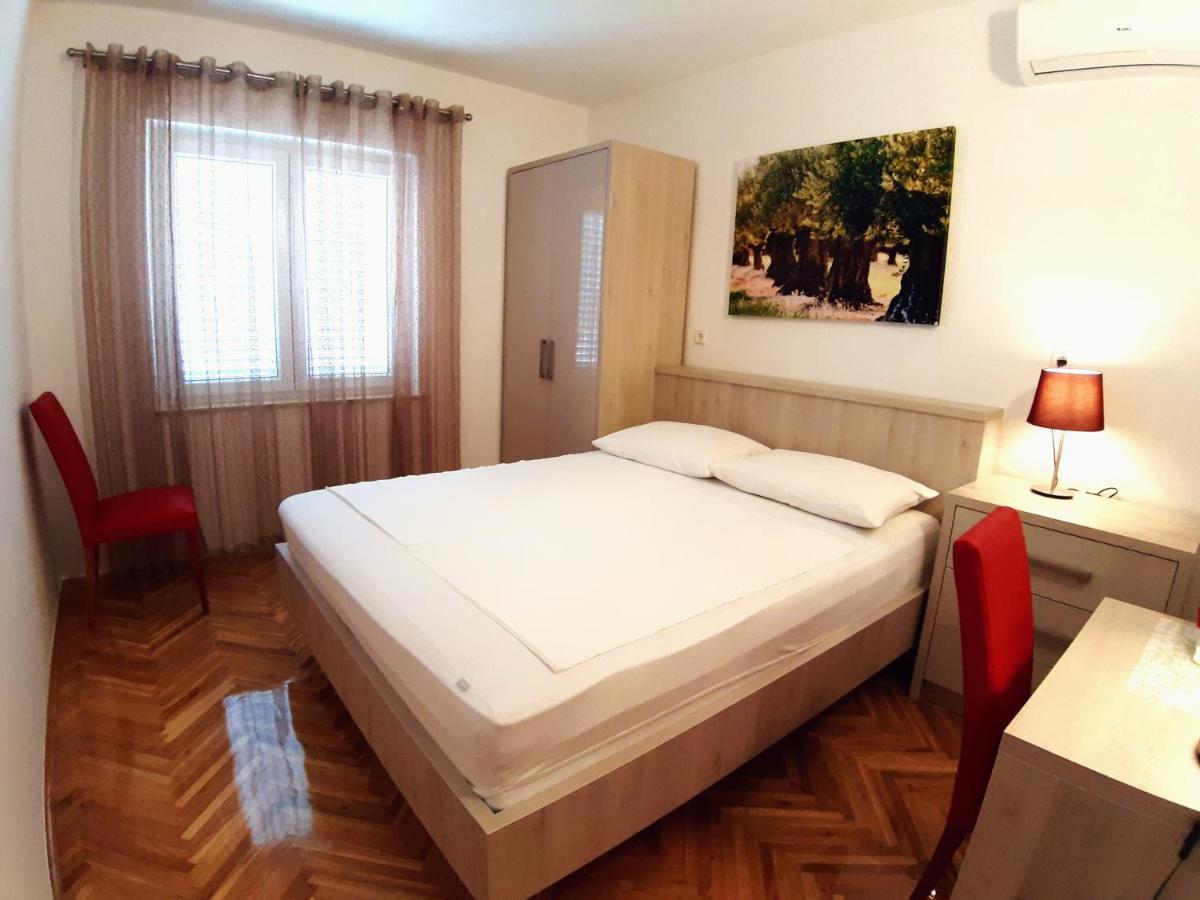 F• R• I• E• N• D• S• Bed & Breakfast Novalja Bagian luar foto