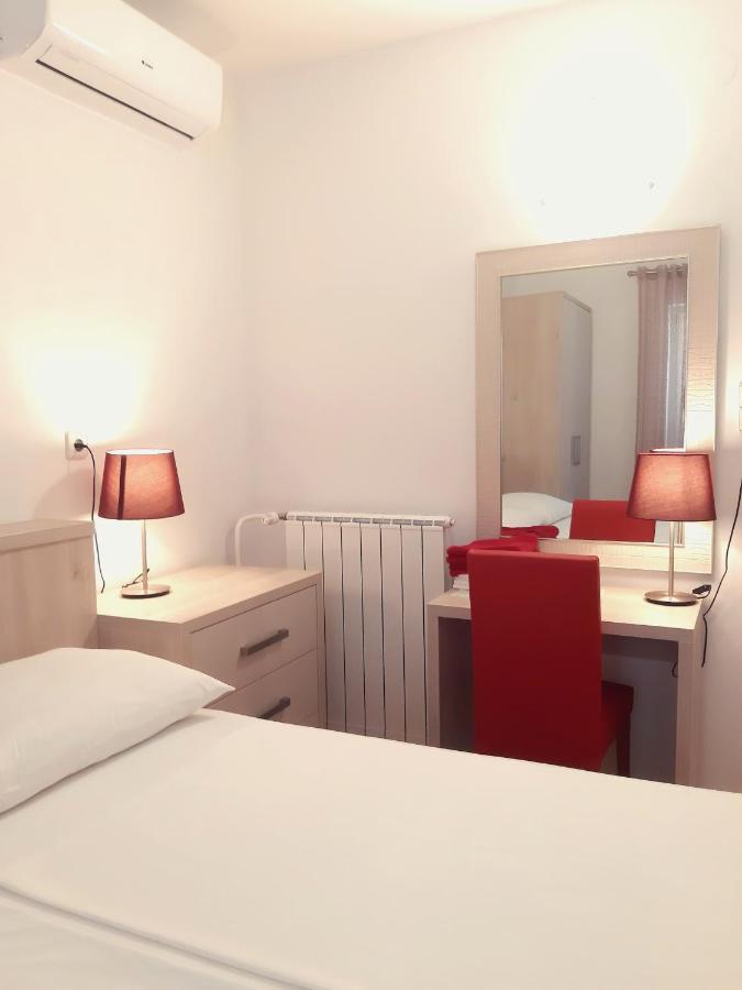 F• R• I• E• N• D• S• Bed & Breakfast Novalja Bagian luar foto