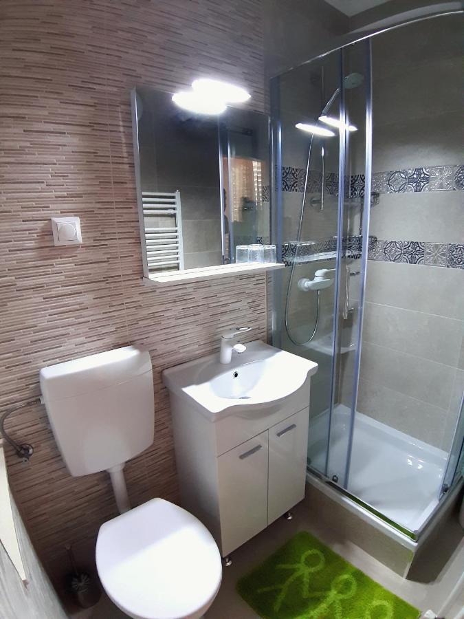 F• R• I• E• N• D• S• Bed & Breakfast Novalja Bagian luar foto