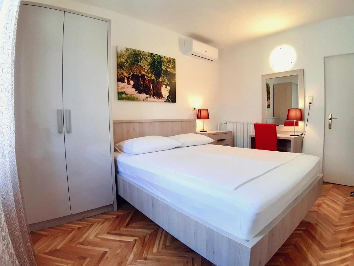 F• R• I• E• N• D• S• Bed & Breakfast Novalja Bagian luar foto