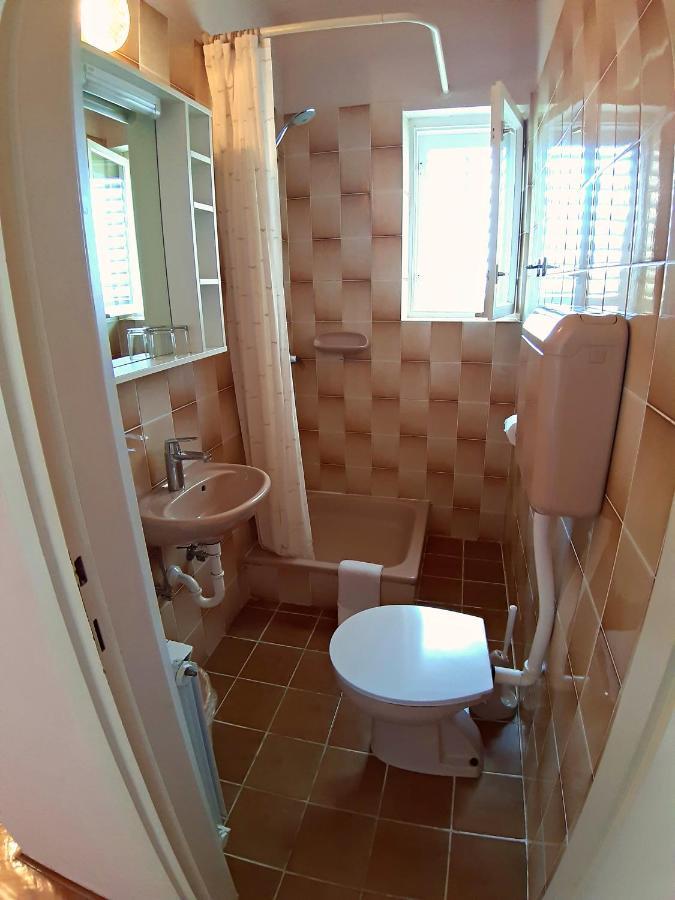 F• R• I• E• N• D• S• Bed & Breakfast Novalja Bagian luar foto