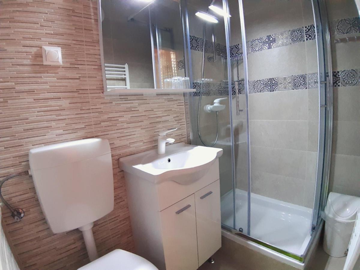 F• R• I• E• N• D• S• Bed & Breakfast Novalja Bagian luar foto