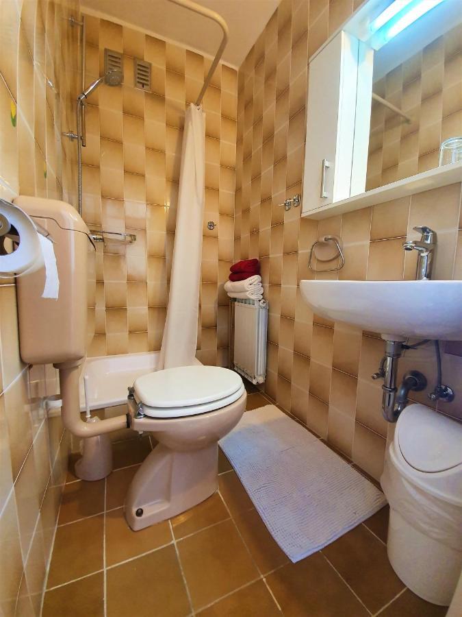 F• R• I• E• N• D• S• Bed & Breakfast Novalja Bagian luar foto