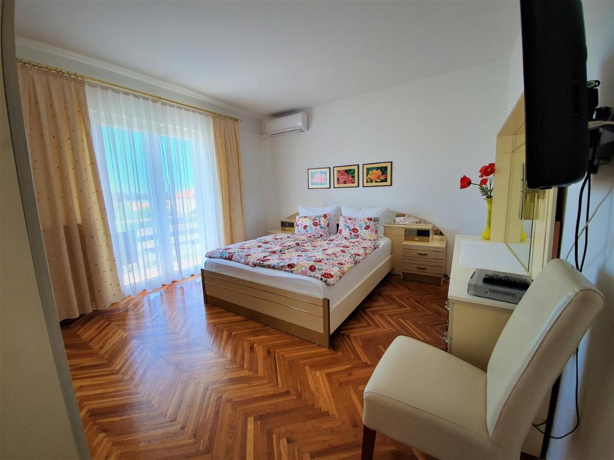F• R• I• E• N• D• S• Bed & Breakfast Novalja Bagian luar foto