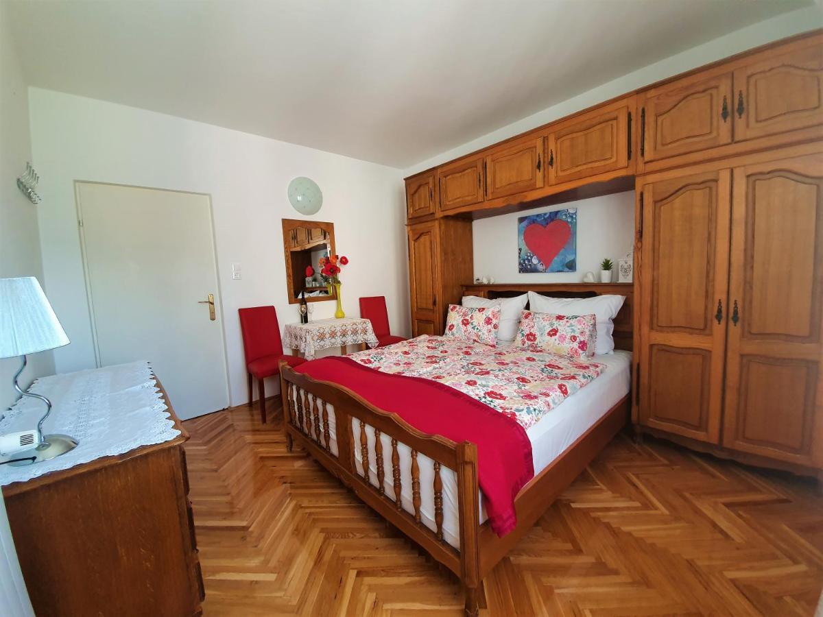 F• R• I• E• N• D• S• Bed & Breakfast Novalja Bagian luar foto