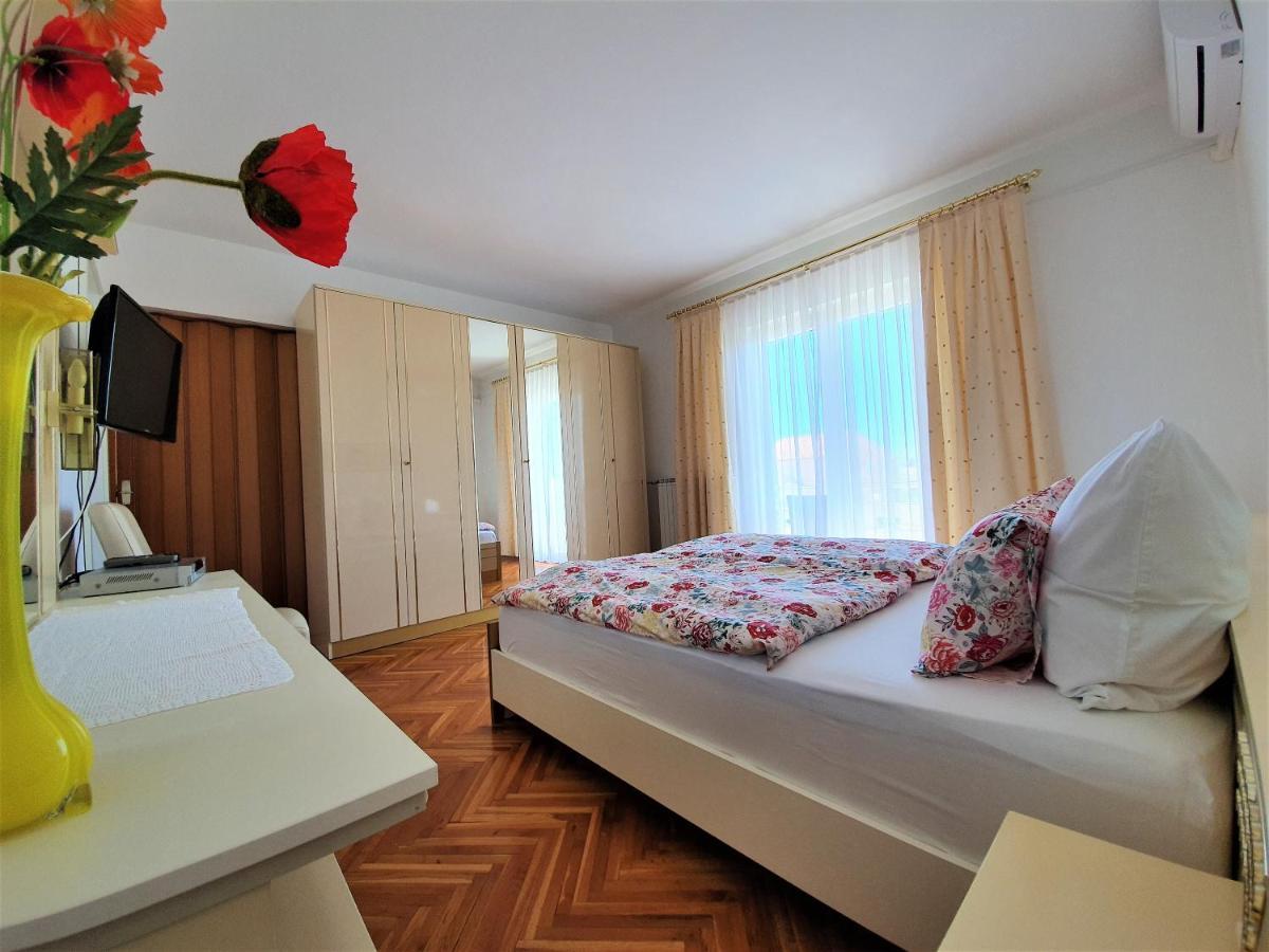 F• R• I• E• N• D• S• Bed & Breakfast Novalja Bagian luar foto