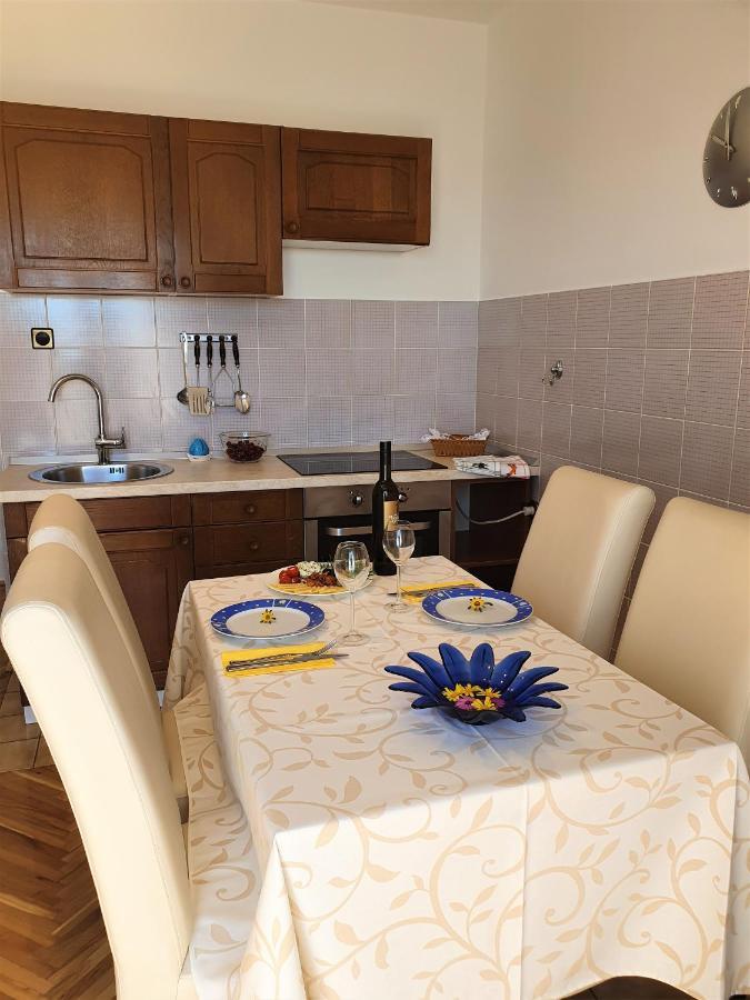 F• R• I• E• N• D• S• Bed & Breakfast Novalja Bagian luar foto